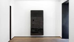 Pintura negra perforada en una sala.