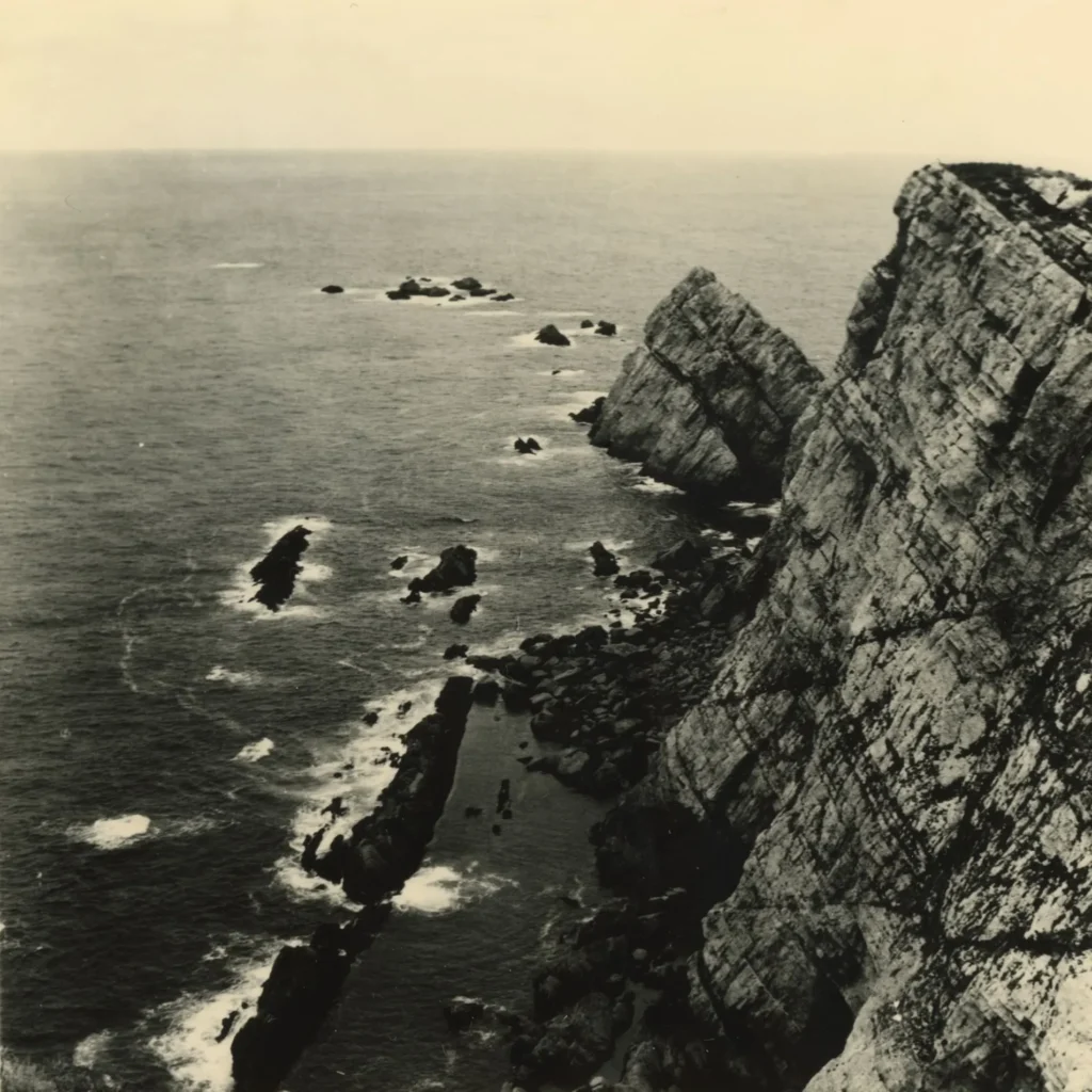 Cabo Peñas (2024), de Irene Zottola, obra reproducida en Lejos de la Tierra.