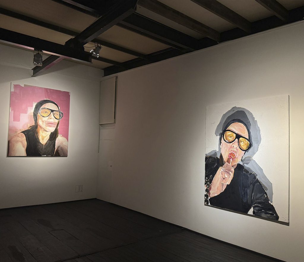 Vista de sala de Encontrar Se en Terreno Baldío, con dos pinturas de gran formato de Alex Hochstrasser.