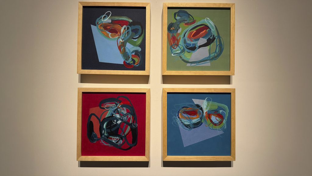 Conjunto de cuatro obras abstractas de Luisa Bordas con trazos superpuestos y fondos de distintos colores, presentado en Encontrar Se.