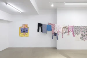 Vista de instalación de Yalla Tnam, Yalla, de Mounira Al Solh, en Bombon Barcelona.