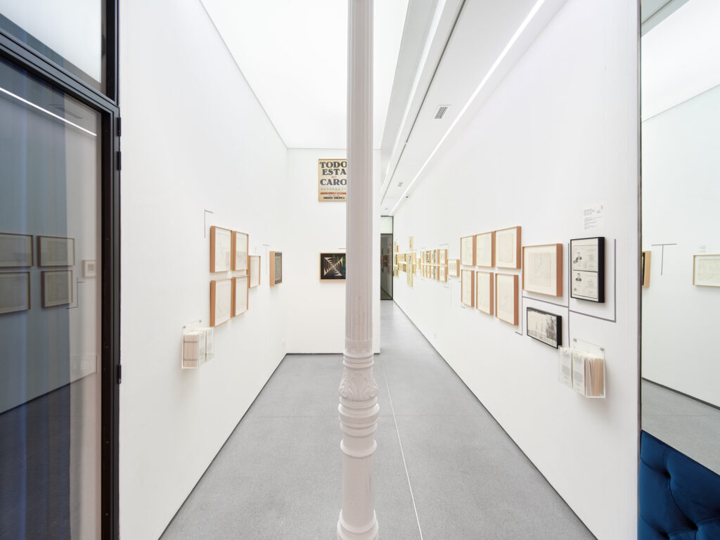 Vista de sala de Claudio Perna + Antonio Caro en 1 Mira Madrid.