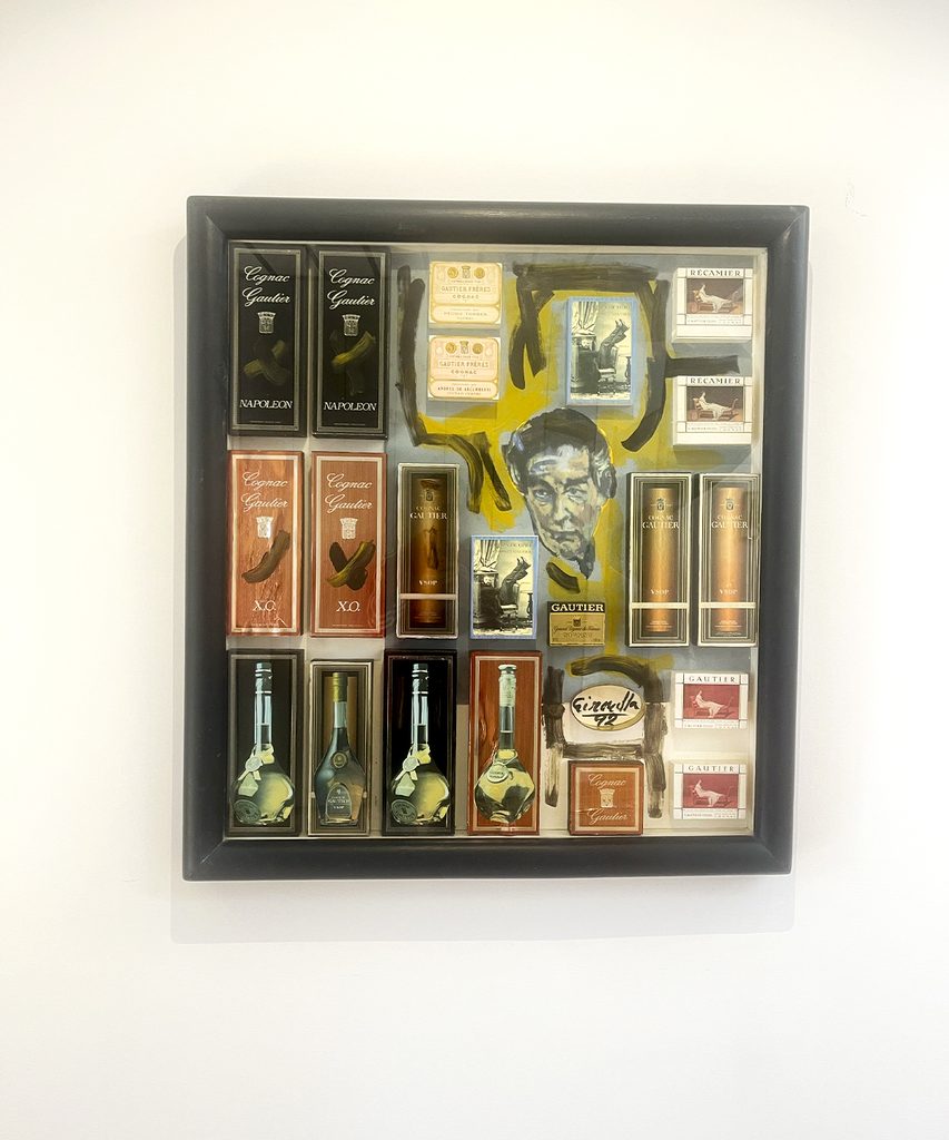 Obra con cajas de coñac y cigarrillos exhibida en LS/Galería durante GAMA Week 2026.