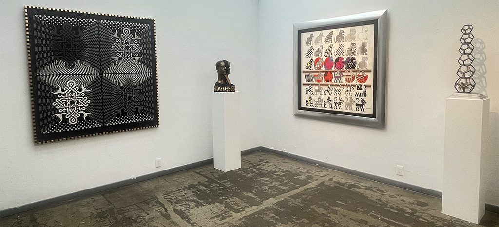 Vista de sala de LS/Galería con pinturas y esculturas de la exposición presentada durante GAMA Week 2026.