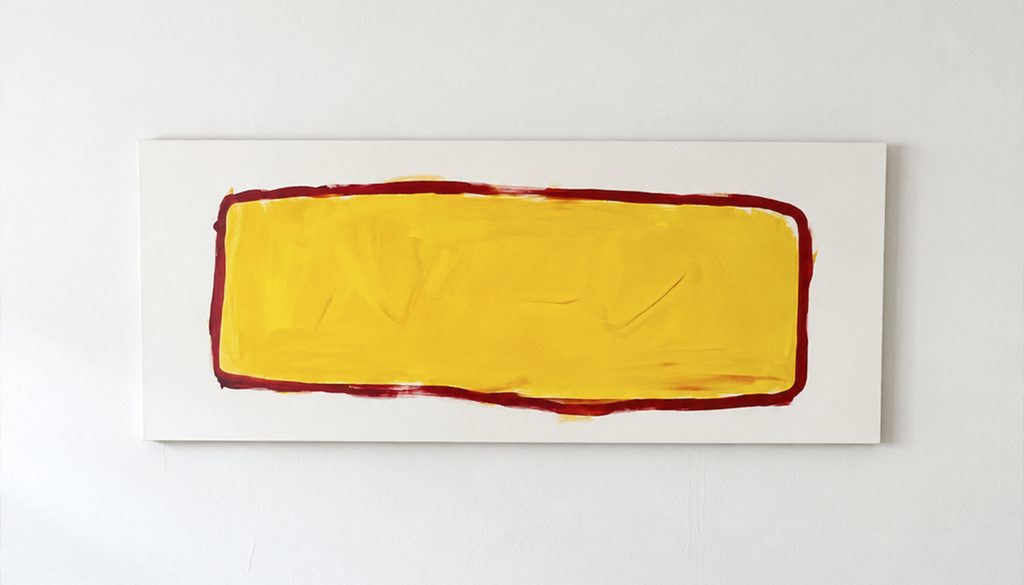 Cuadro horizontal rectangular colgado en una pared blanca. Presenta un fondo blanco con un gran rectángulo central de color amarillo brillante delimitado por un trazo rojo irregular.