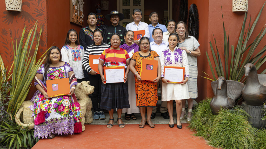Artesanos mexicanos que colaboran con Huakal.
