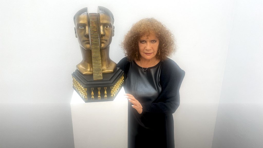 Lourdes Sosa junto a una escultura en LS/Galería durante GAMA Week 2026.