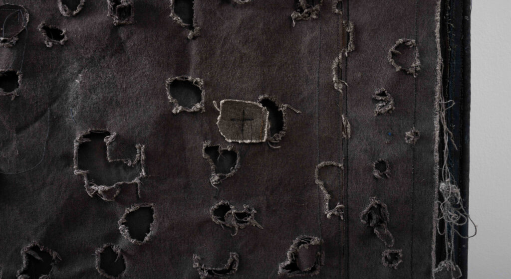 Serie: "Blue and Black Puncture Paintings" de Simon Callery - Galería Rafael Pérez Hernando.
