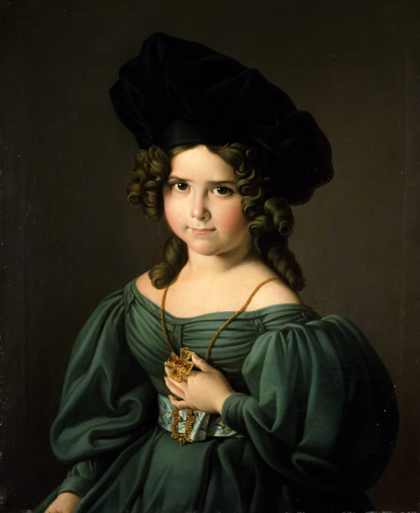 Retrato de una niña con vestido verde y sombrero negro que sostiene una cruz dorada sobre el pecho
