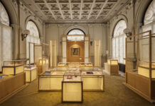 Vista de una sala del Museo Lázaro Galdiano con retratos históricos, una escultura central y vitrinas de joyas de Suárez.