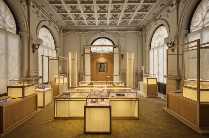 Vista de una sala del Museo Lázaro Galdiano con retratos históricos, una escultura central y vitrinas de joyas de Suárez.