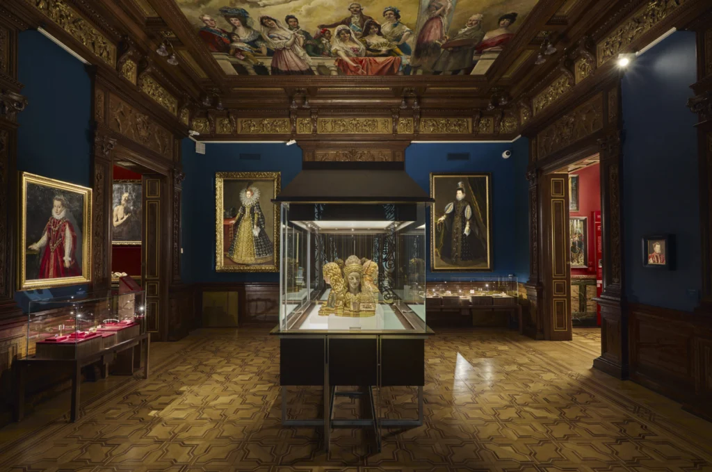 Vista de una sala del Museo Lázaro Galdiano con retratos históricos, una escultura central y vitrinas de joyas de Suárez.