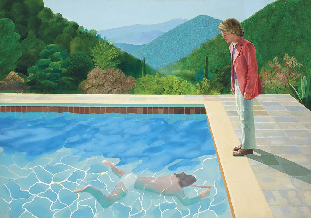 Pintura de David Hockney con un hombre de saco rosa que observa a un nadador bajo el agua de una piscina, rodeada de montañas y vegetación.
