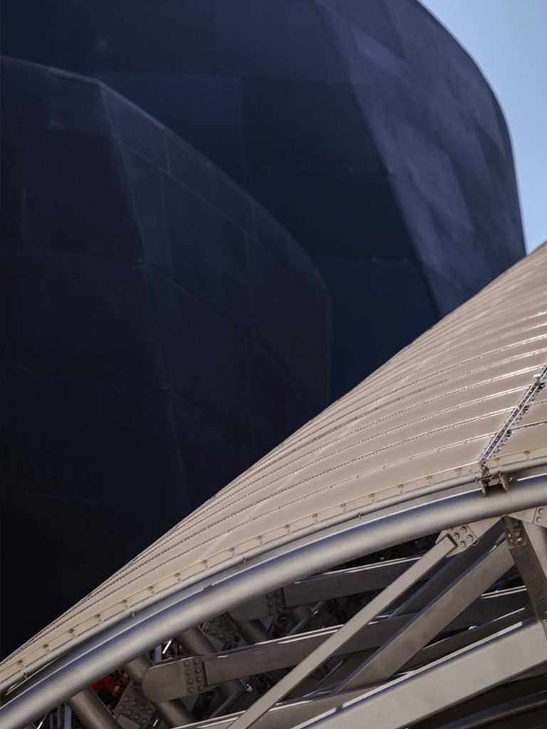 Detalle de los volúmenes oscuros y la cubierta inclinada con vigas metálicas del Guggenheim Abu Dhabi.