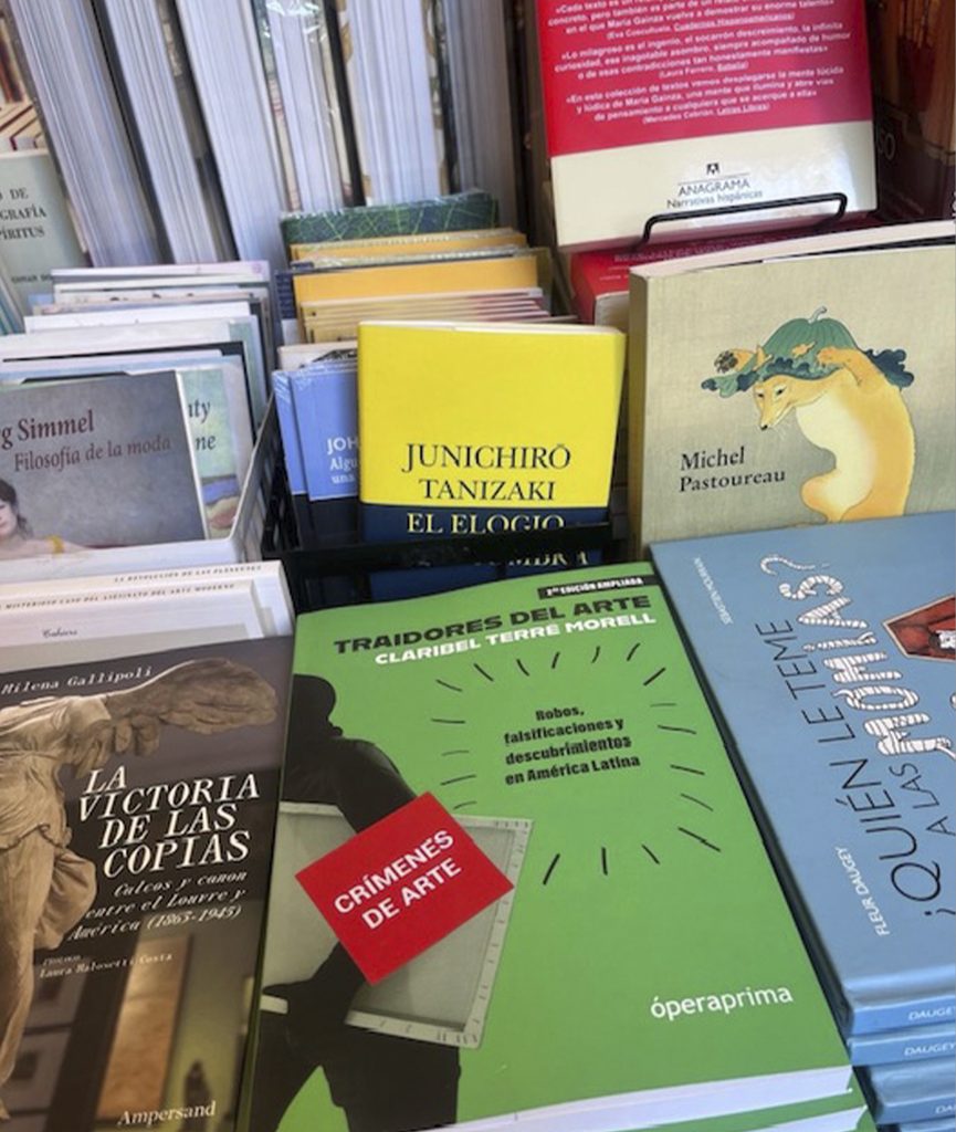 Ejemplar de Crímenes de arte, de Claribel Terré Morell, entre otros libros exhibidos en una mesa.