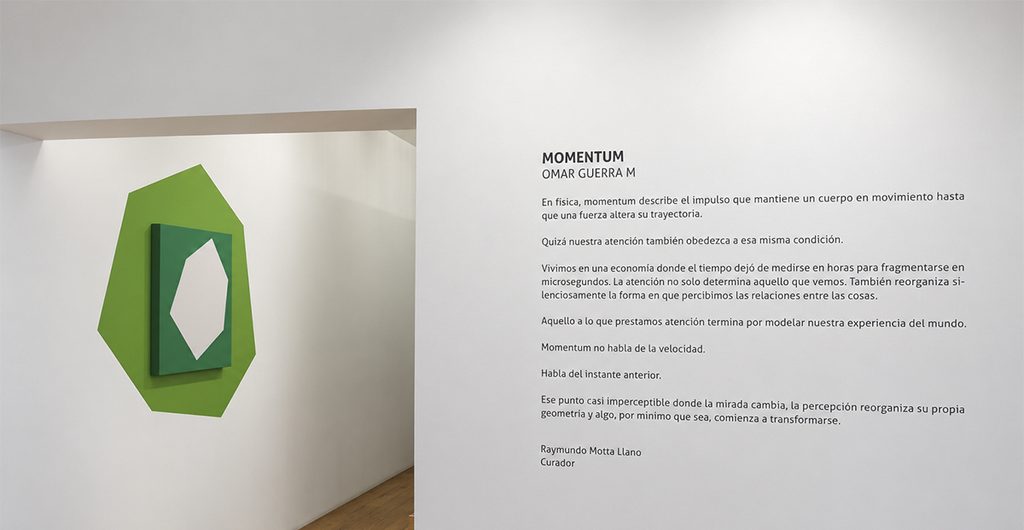 Texto curatorial de Momentum, firmado por Raymundo Motta Llano, junto a una pintura verde con un polígono central claro y una figura verde pintada sobre el muro.