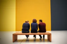 10 reglas para visitar una galería de arte Tres visitantes sentados en una banca