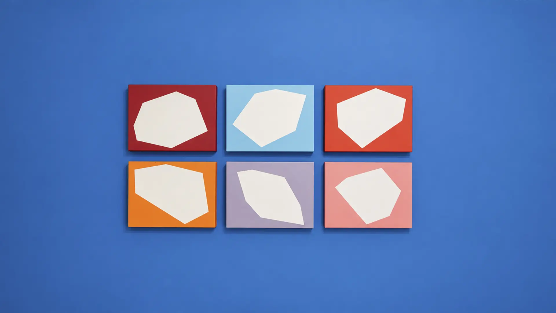 En Momentum, Omar Guerra M. mantiene la tonalidad de los polígonos mientras cambia los fondos para explorar cómo percibimos el color.