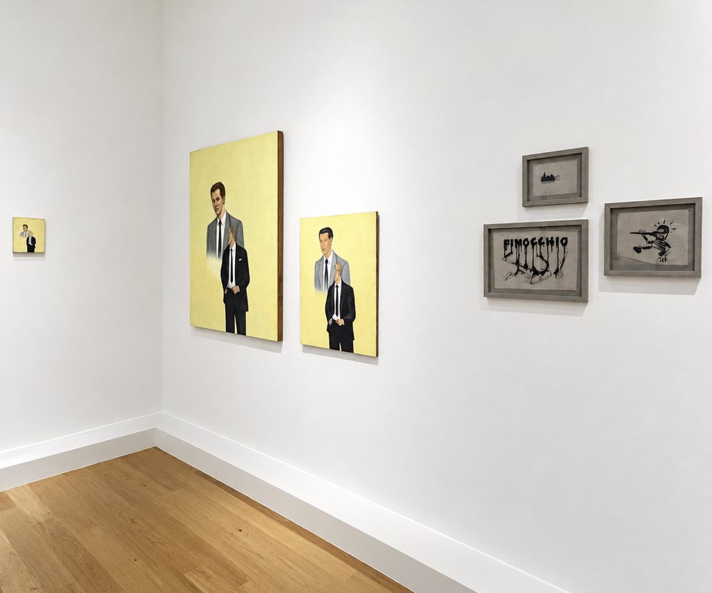 Dos pinturas de figuras sobre fondo amarillo junto a una agrupación de pequeñas obras enmarcadas.