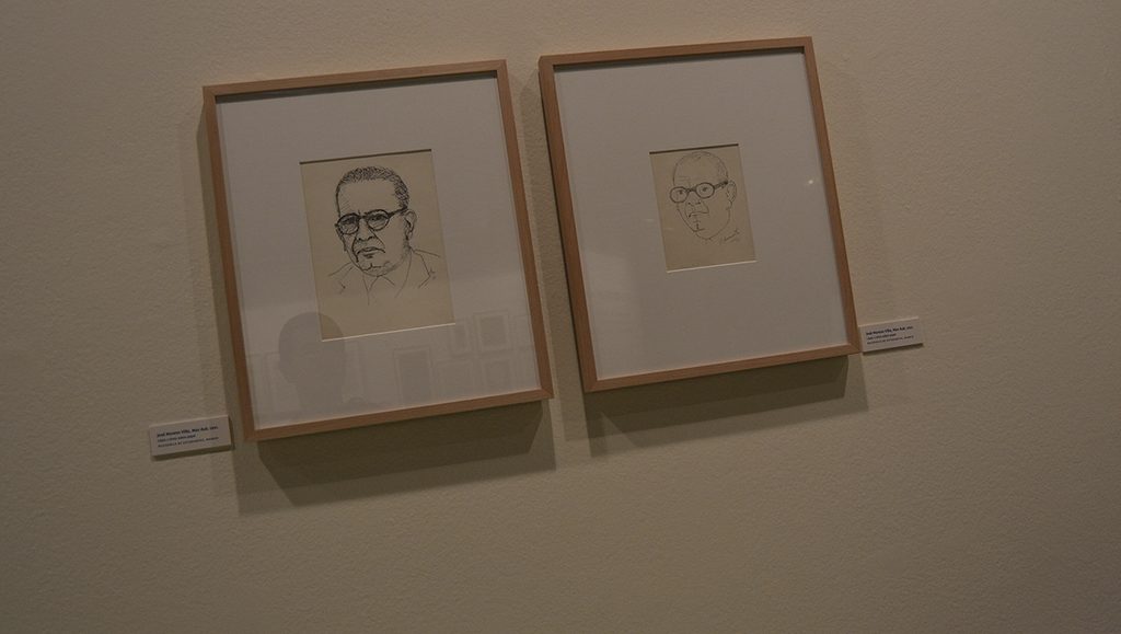 Dos retratos dibujados de Max Aub, enmarcados y exhibidos en una sala de museo.