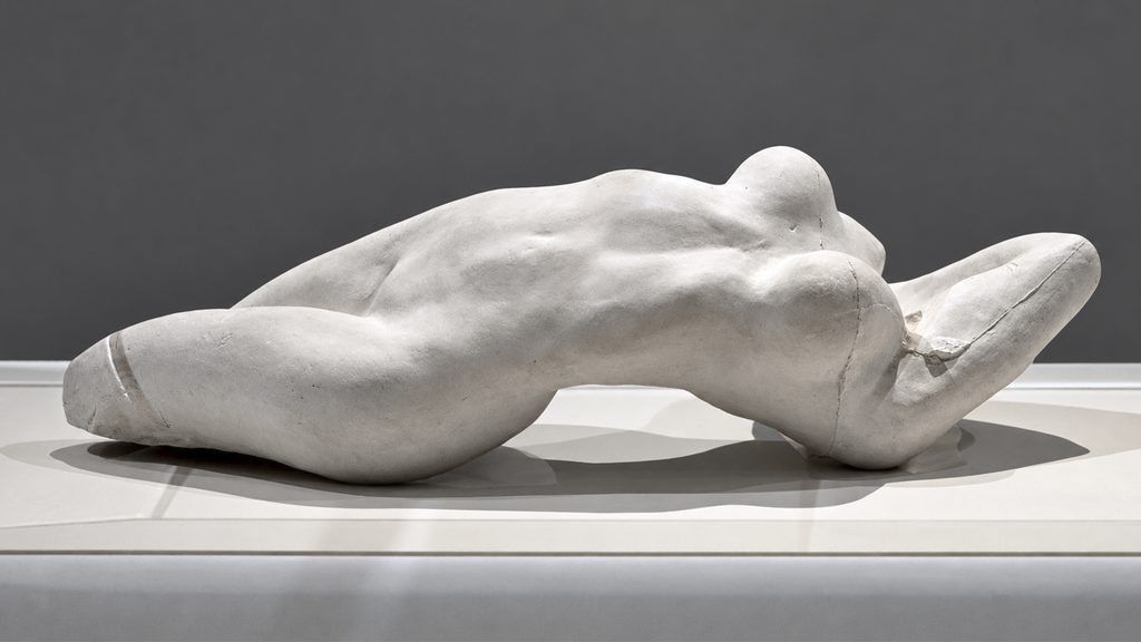 Torso de Adèle, de Auguste Rodin, escultura de una figura femenina recostada sobre una base de museo.